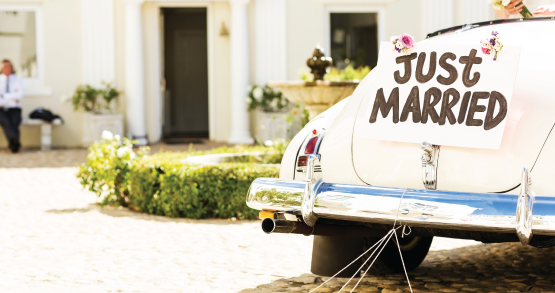 a just married sign on the back of a Volkswagen Beetle